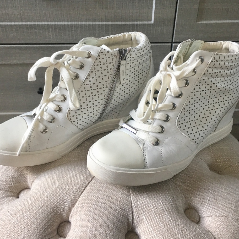 Pre-owned DKNY White Wedge Sneaker Size 9